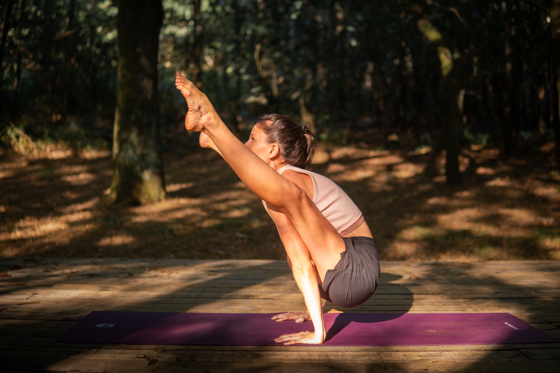 Elisa McCoy practicando yoga en el bosque